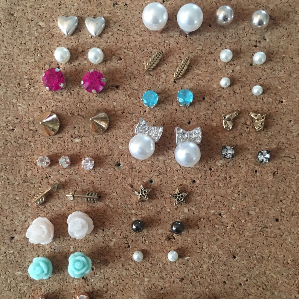 SOLD❗️23 Pairs of Claire’s Earrings
